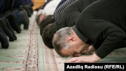 Bakı məscidində namaz