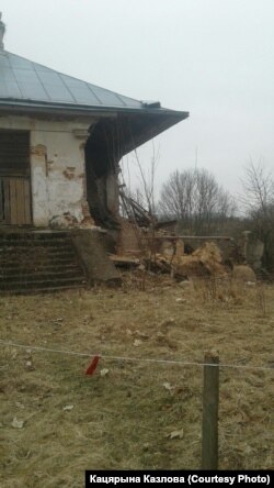 Правы флігель палаца Радзівілаў у Паланечцы пасьля абвалу. Здымак 10 красавіка