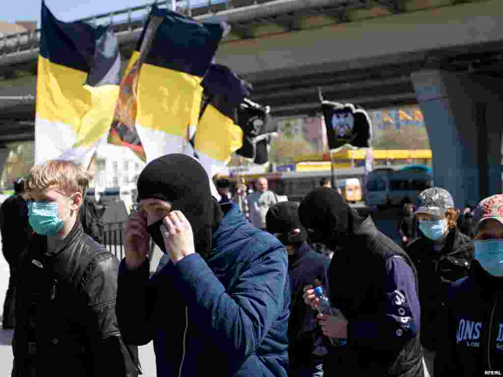 Молодые люди приходили в милицейское оцепление, кто в масках, кто в темных очках, кто в капюшонах.