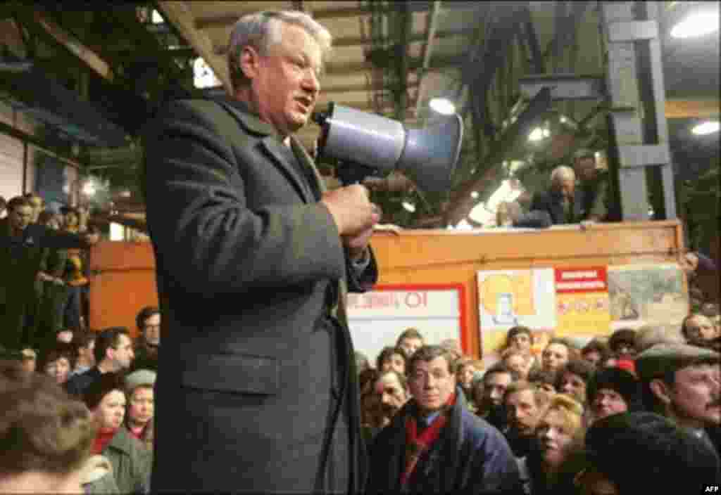 Russian President Boris Yeltsin addresses a crowd of workers at the Kirov plant in Leningrad