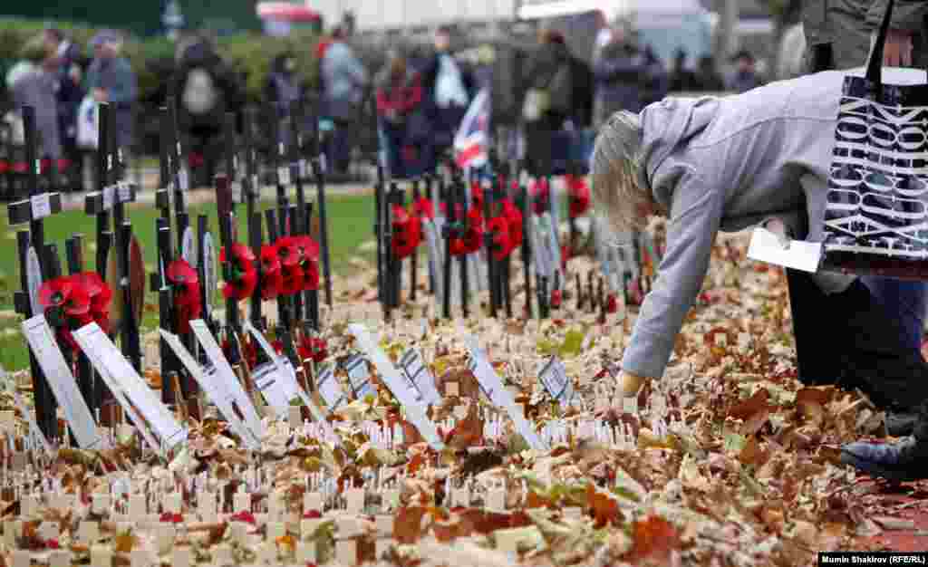 В честь Remembrance day территория Вестминстерского аббатства была заставлена маленькими крестиками с именами погибших и названиями их подразделений.