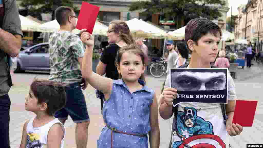 19-й день голодовки. В разных странах мира прошла глобальная акция #SaveOlegSentsov. Жители Кракова вышли на улицы с требованием освободить режиссера