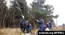 Актывісты ўсталёўваюць ў «віцебскіх Курапатах» крыж памяці ахвяраў сталінскіх рэпрэсій, 2017 год