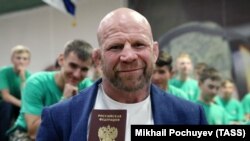 Боец смешанного стиля Монсон получил паспорт гражданина РФ