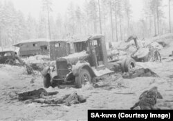 Жауған оқтан шұрық-тесік болған көліктердің қасында өліп жатқан совет жауынгерлері. 1940 жылдың ақпан айы.