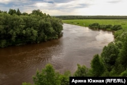 Вид на Тару со смотровой площадки в пасмурный день