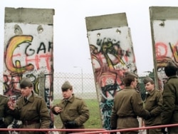 Памежнікі з Усходняга Бэрліна 11 лістапада 1989 года. Фота: Reuters