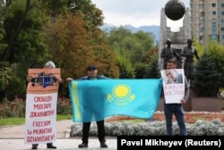 Биліктен Мұхтар Жәкішевті түрмеден босатуды талап етіп пикетте тұрған адамдар. Алматы, 10 қыркүйек, 2019 жыл.