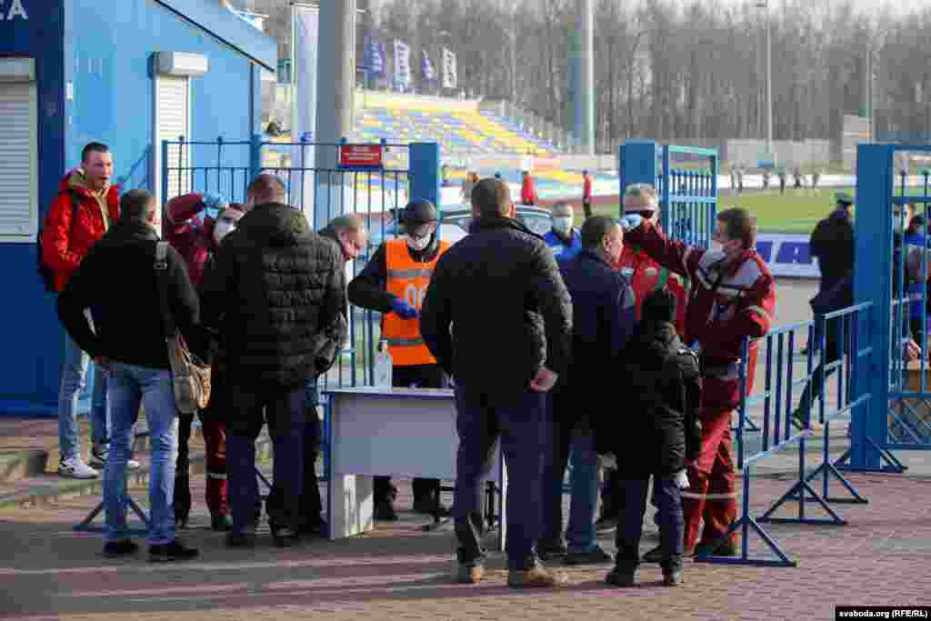 Праверка на ўваходзе на стадыён