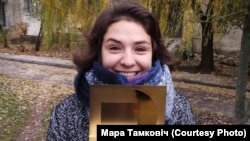 Мара Тамковіч з узнагародай «Лістападу» за фільм «Дачка»