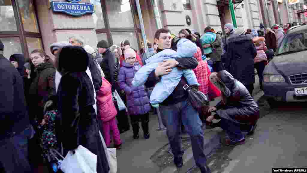 Для инвалидов 1-2 группы и лиц с детьми до 5 лет на улице Остоженка организована отдельная очередь &ndash; в ней придется простоять 2-3 часа.&nbsp; 