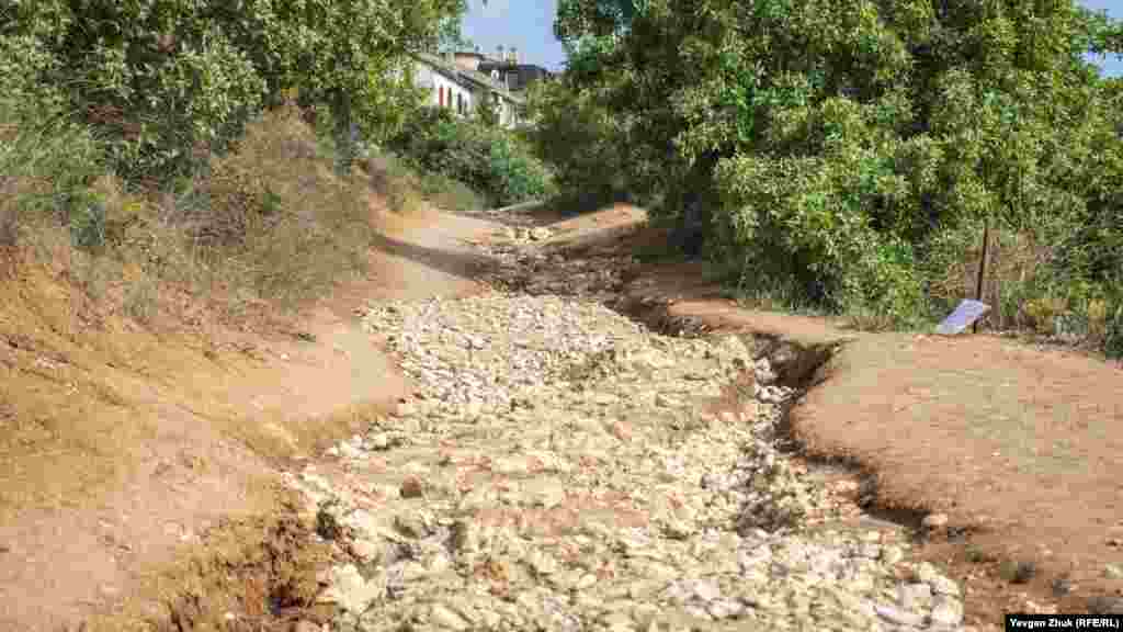 Потоки воды сильно размыли тропу, глубокие эрозионные промоины могут привести к ее обрушению на участке более 100 метров