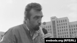 Яўген Новікаў на мітынгу БНФ, жнівкень 1991 года.