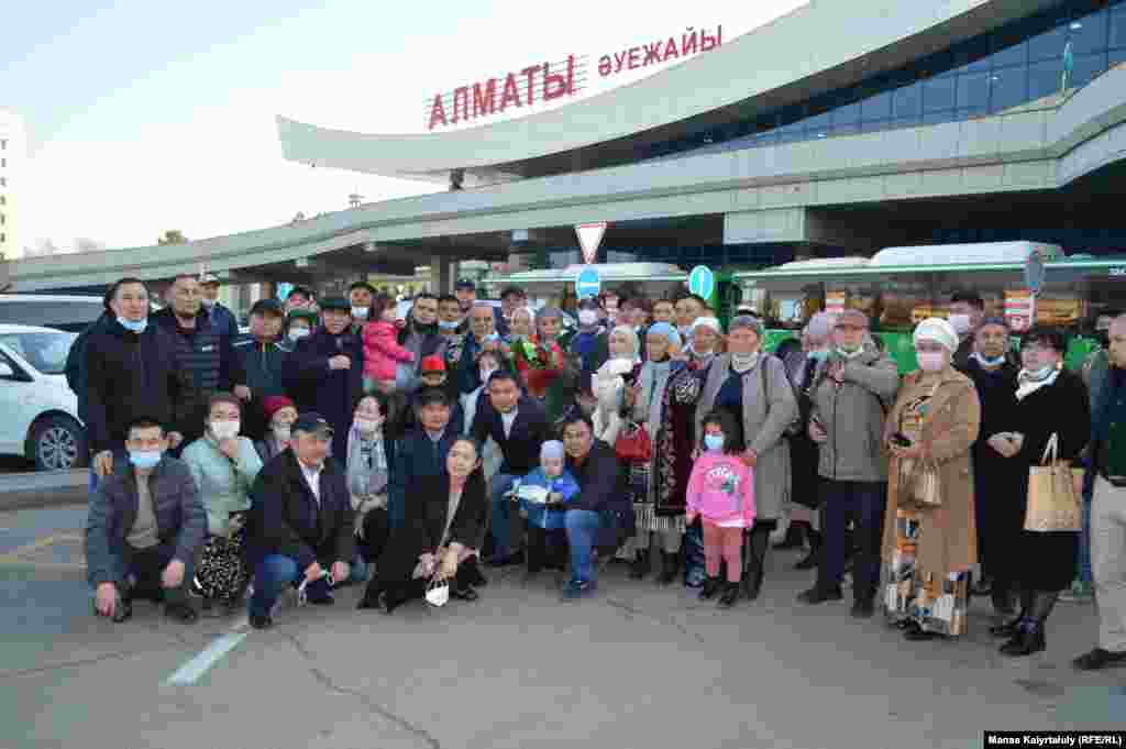 Қарсы алуға келгендер мәз-мейрам болған шаңырақты ортаға алып, суретке түсті. &nbsp;