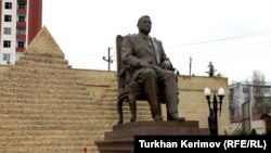 Azerbaijan - Monument of Egypt president Hosni Mubarak in Baku Khirdalan - 31Jan2011