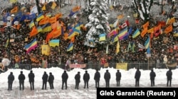 Украінскія міліцыянты стаяць насупраць прыхільнікаў Юшчанкі каля ўрадавых будынкаў у Кіеве, 1 сьнежня 2004