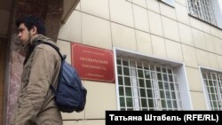 Артем Лоскутов у здания суда в Новосибирске