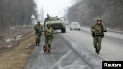 Силовики патрулируют дорогу из Малгобек в Назрань. Ингушетия, 28 января 2011 года.