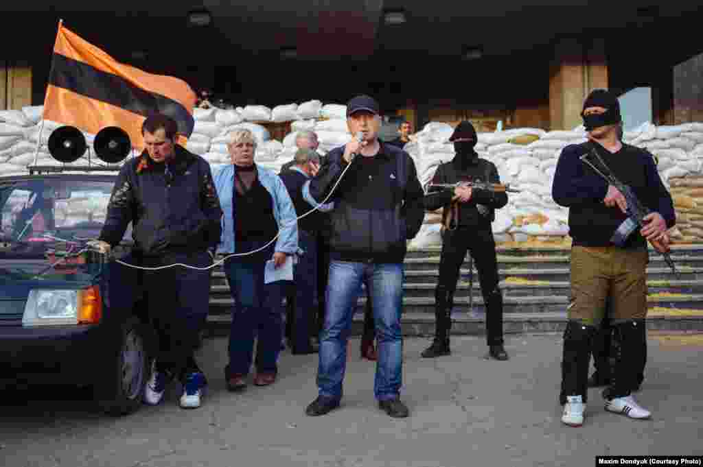 &quot;Народный мэр&quot; Славянска Вячеслав Пономарев выступает на митинге.