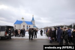 Каля царквы ў вёсцы Шашкі, дзе пахавалі настаўніцу