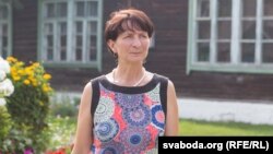 Натальля Ільлініч на двары школы, у якой прапрацавала 25 гадоў. Яе звольнілі ў 2011-м. Сёлета школу ў Тальцы зачыняюць назаўжды