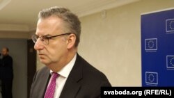 Амбасадар Эўразьвязу Дырк Шубэль быў вымушаны пакінуць Беларусь ў 2021 годзе.