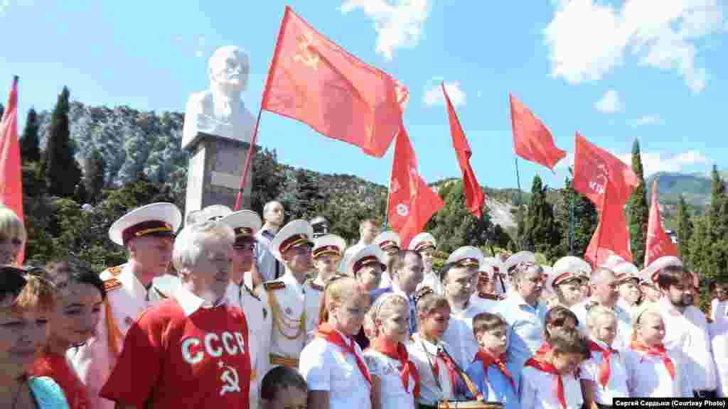 Бюст Ленина в Симеизе &ndash; первый и пока единственный крупный памятник этому деятелю, возведенный после аннексии Крыма. 5 сентября нынешнего года вместе с открытием произошел торжественный прием поселковой молодежи в &laquo;пионеры&raquo;