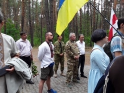 Мікола Ільін (у вышыванцы) на акцыі салідарнасьці з абаронцамі Курапатаў.