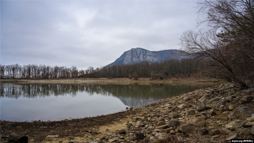 Водоем заметно обмелел, оголив каменистые дно и берега&nbsp;