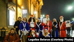 Актывісты кампаніі «Legalize Belarus» раздаюць мінакам «адміністрацыйныя пратаколы за ўдзел у навагодніх гуляньнях»