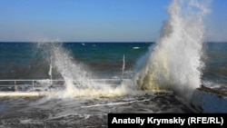 Шторм в Алуште иллюстрационное фото