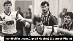 Андрэй Барбашынскі (зьлева) у камандзе СКА (Менск). Фота з сайту handballfast.com, дазвол на выкарыстаньне ад рэдактара Сяргея Новікава
