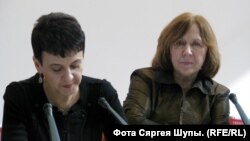 Ляйпцыг, 15.03.2012. Аксана Забужка і Сьвятлана Алексіевіч. Фота Сяргея Шупы.