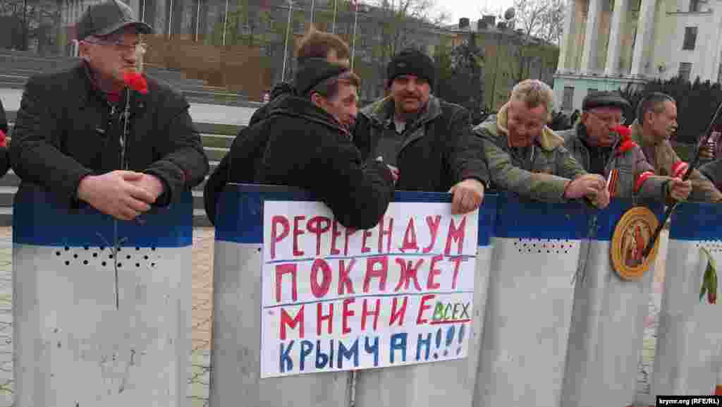 Озверело кидаются на журналистов вот такие &laquo;простые&raquo; митингующие, приходящие ежедневно на площадь работать.