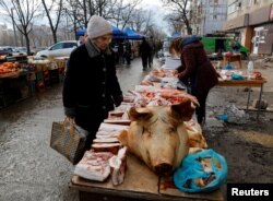 На мясцовым рынку гандлююць і мясам, але пакупнікоў вельмі мала. 16 лютага 2023 году