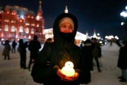 Участница акции в поддержку Алексея и Юлии Навальных в Москве, 14 февраля 2021 года