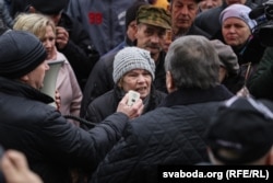 Людзі задаюць пытаньні старшыні райвыканкаму Алегу Таргонскаму