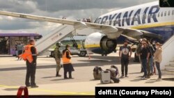 Пасаджаны ў Менску самалёт Ryanair. Фота: delfi.lt