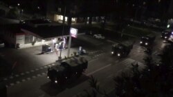 Колонна военных грузовиков в центре Бергамо