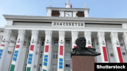 Дом Советов в Тирасполе, перед зданием — бюст Ленина. Архив. Август 2019 