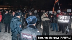 Противники организованного оппозицией митинга в Красноярске 