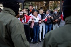 Наталья Херше (в белых джинсах) во время "женского марша" в Минске 19 сентября 2020 года