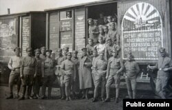 Чехословацкие легионеры у своего эшелона, Россия, 1918 год