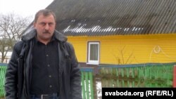 Валер Білібуха каля сваёй хаты