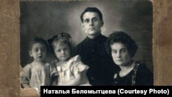 Петр Беломытцев с женой Анной и детьми накануне ареста. Новосибирск. 1928 г.