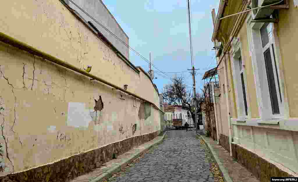 На узких, выложенных брусчаткой улицах старого города в будничный день почти никого не встретишь