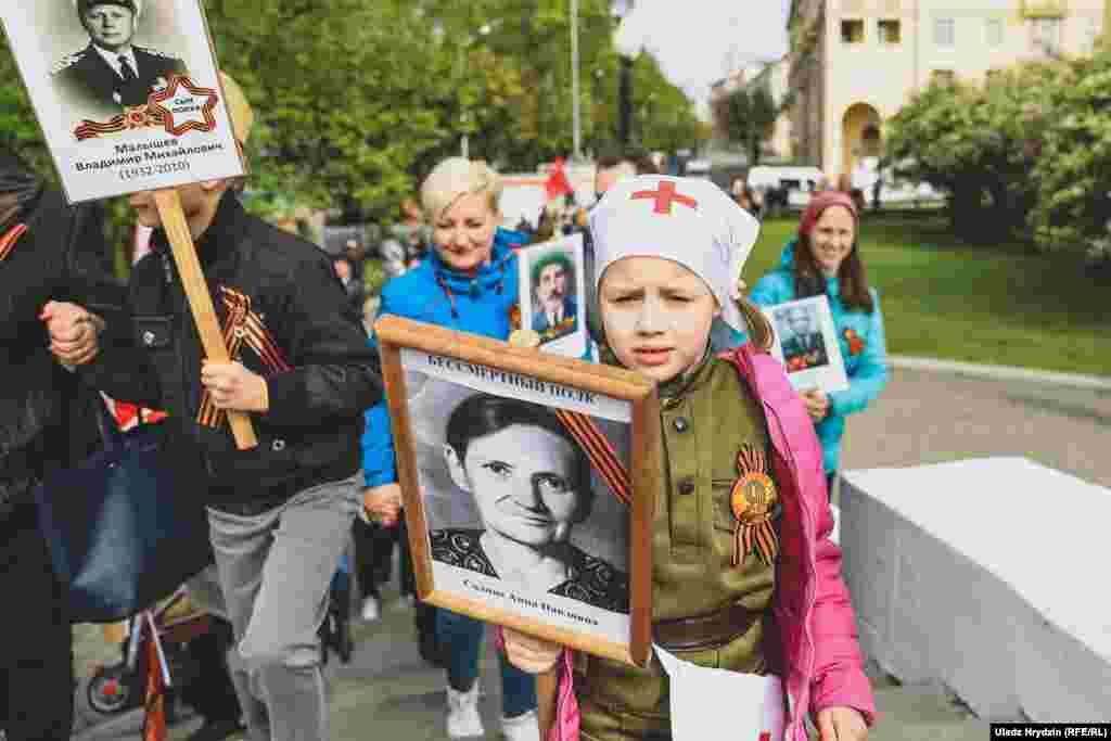 У&nbsp;2018 годзе ўлады спачатку не далі дазволу на акцыю &laquo;Несьмяротны полк&raquo; у Менску, прапанаваўшы ініцыятарам уліцца ў дзяржаўнае шэсьце &laquo;Беларусь памятае&raquo;. Тады пра забарону &laquo;Несьмяротнага палку&raquo; ў Менску пачалі пісаць расейскія СМІ, яго арганізатары пачалі заклікаць прыхільнікаў выйсьці на акцыю без дазволу. У выніку шэсьце дазволілі менш як за дзень да яго правядзеньня