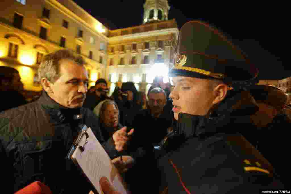 Міліцыянт складае пратакол на Анатоля Лябедзьку