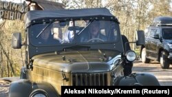 Аляксандар Лукашэнка катае Ўладзіміра Пуціна на савецкім ГАЗ-69 у Магілёўскай вобласьці, 12 кастрычніка