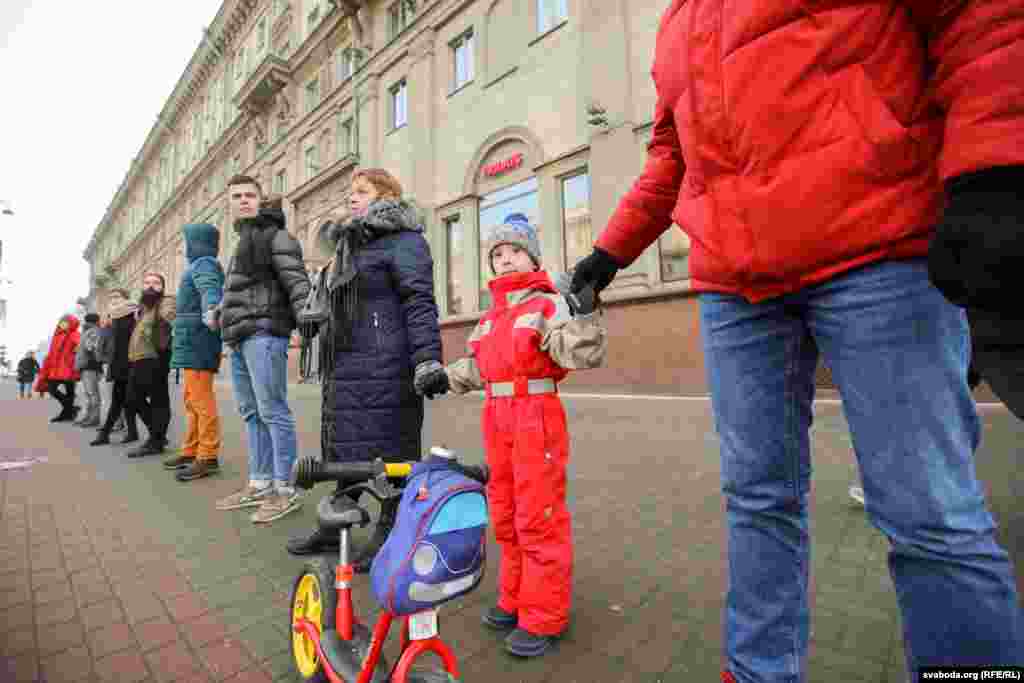 Пратэсты пачаліся з акцыі &quot;Ланцуг незалежнасьці&quot;. Некалькі соцень людзей узяліся за рукі, устаўшы ўздоўж розных частак праспэкту Незалежнасьці.